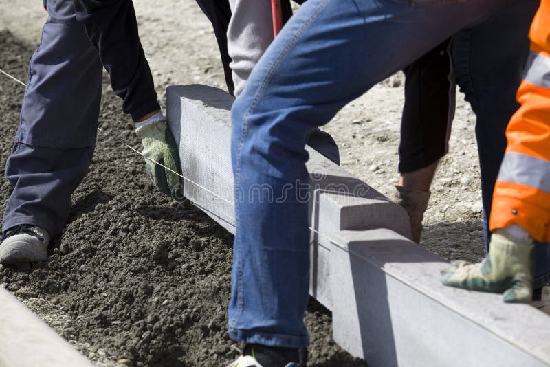Operai che pongono i blocchetti della brezza immagine stock libera da diritti Operai che pongono i blocchetti della brezza immagine stock libera da diritti