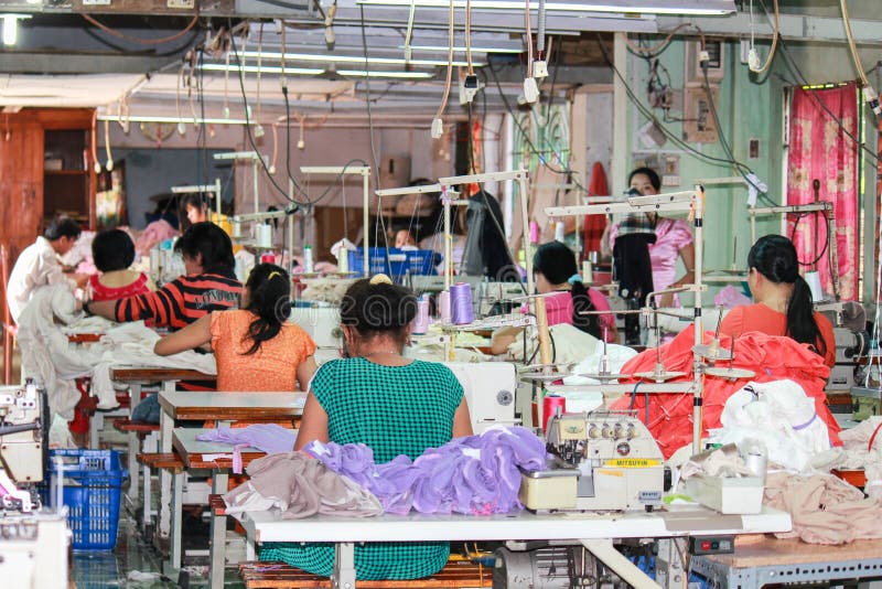 Operai della tessile in una piccola fabbrica asiatica