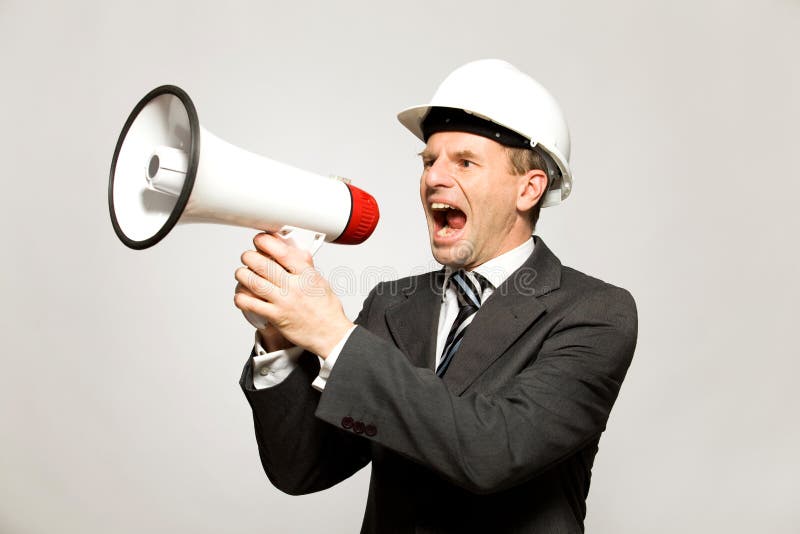 Operaio che grida tramite il megafono immagini stock libere da diritti Operaio che grida tramite il megafono immagini stock libere da diritti