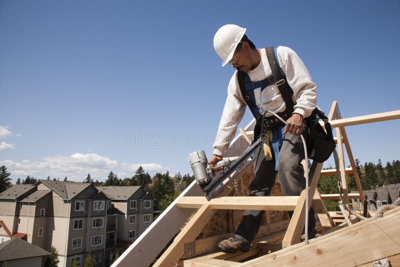 Operaio di costruzione sul lavoro immagine stock Operaio di costruzione sul lavoro immagine stock