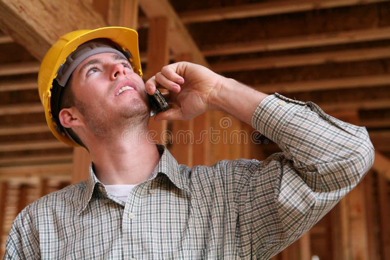 Operaio di costruzione sul telefono fotografie stock Operaio di costruzione sul telefono fotografie stock