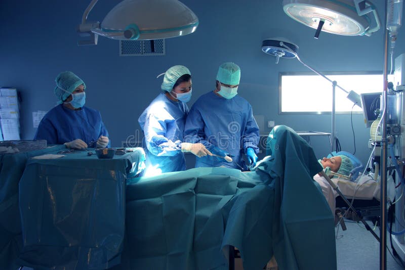 Chirurgovia počas prevádzky v operačnej miestnosti.