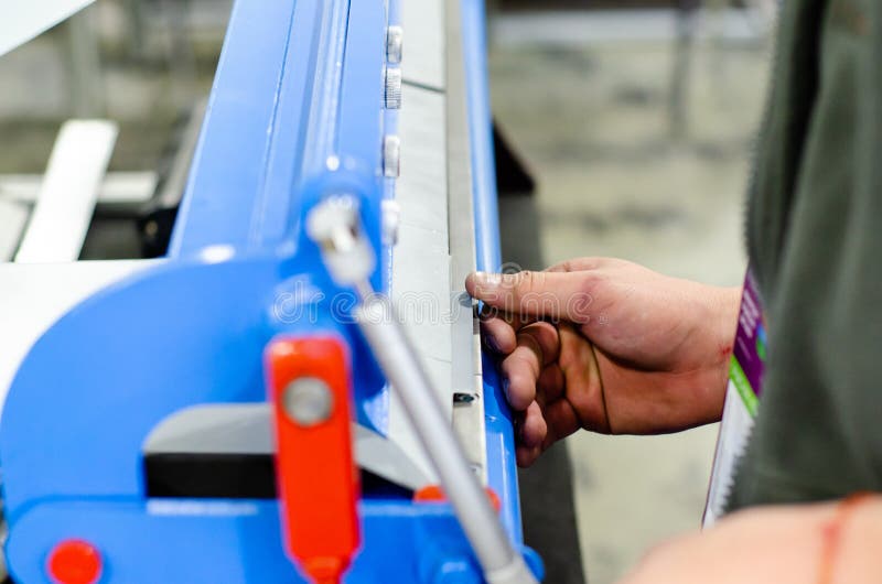 Operation of Hydraulic Bending Machine with Forming Die by Skill