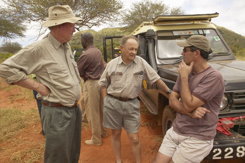 Operator filmowy Z Afryka mówi z John Taft Wayne Pacelle w Tsavo parku narodowym Kenja Afryka i Humanitarny społeczeństwa CEO zdjęcia stock Operator filmowy Z Afryka mówi z John Taft Wayne Pacelle w Tsavo parku narodowym Kenja Afryka i Humanitarny społeczeństwa CEO zdjęcia stock