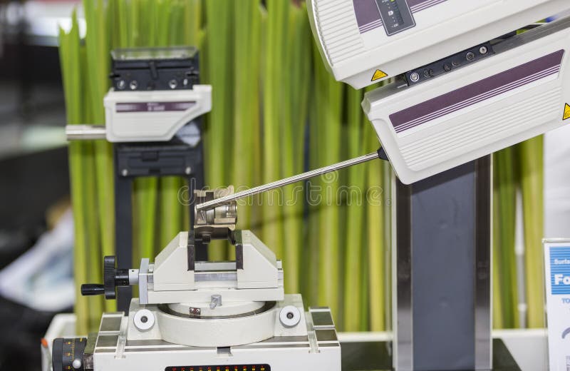 Operator inspection automotive part by contour measuring machine royalty free stock images
