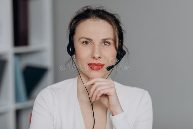 Operatore femminile Face Young: Guarda la telecamera Smile in Call Center Business Worker Computer Headset fotografie stock Operatore femminile Face Young: Guarda la telecamera Smile in Call Center Business Worker Computer Headset fotografie stock