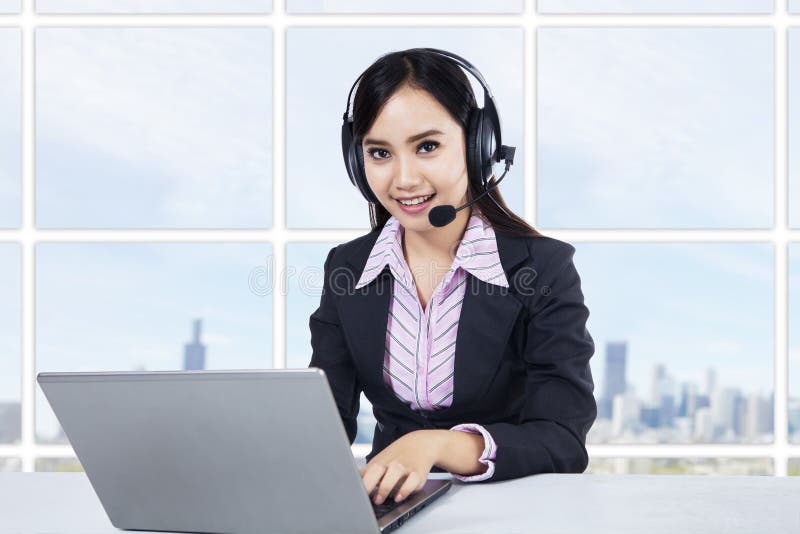 Operatrice giovane e sorridente immagine stock