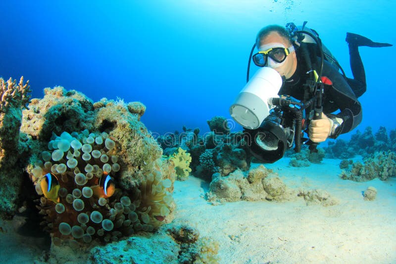Operatore subacqueo di scuba con la macchina fotografica