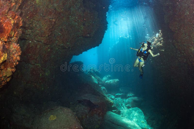 Operatore subacqueo Inside di Beaytiful Latina un canyon fotografia stock Operatore subacqueo Inside di Beaytiful Latina un canyon fotografia stock