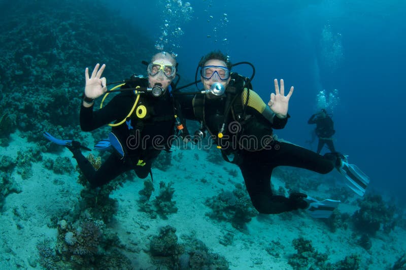 Operatori subacquei di scuba che hanno divertimento immagini stock libere da diritti Operatori subacquei di scuba che hanno divertimento immagini stock libere da diritti