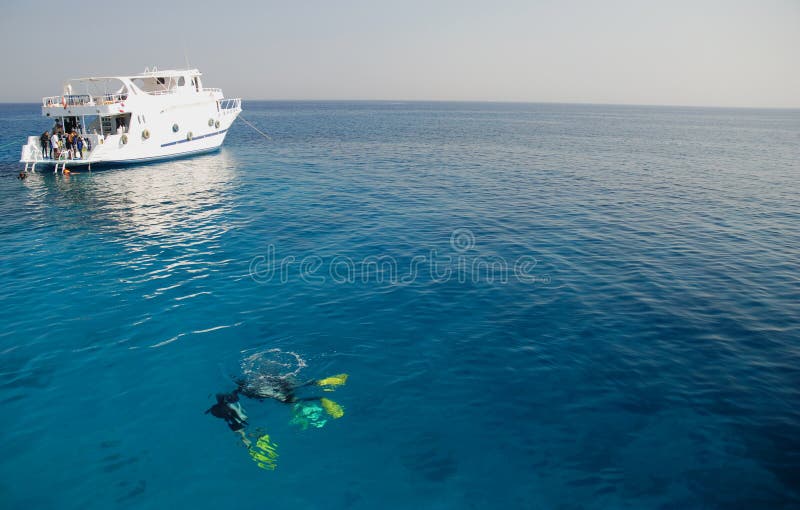 Operatori subacquei e barca nel Mar Rosso immagini stock Operatori subacquei e barca nel Mar Rosso immagini stock