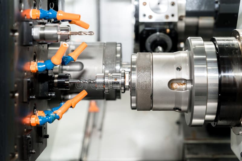 Operatören som bearbetar med maskin formen och, dör delen för automatisk industriell w fotografering för bildbyråer Operatören som bearbetar med maskin formen och, dör delen för automatisk industriell w fotografering för bildbyråer