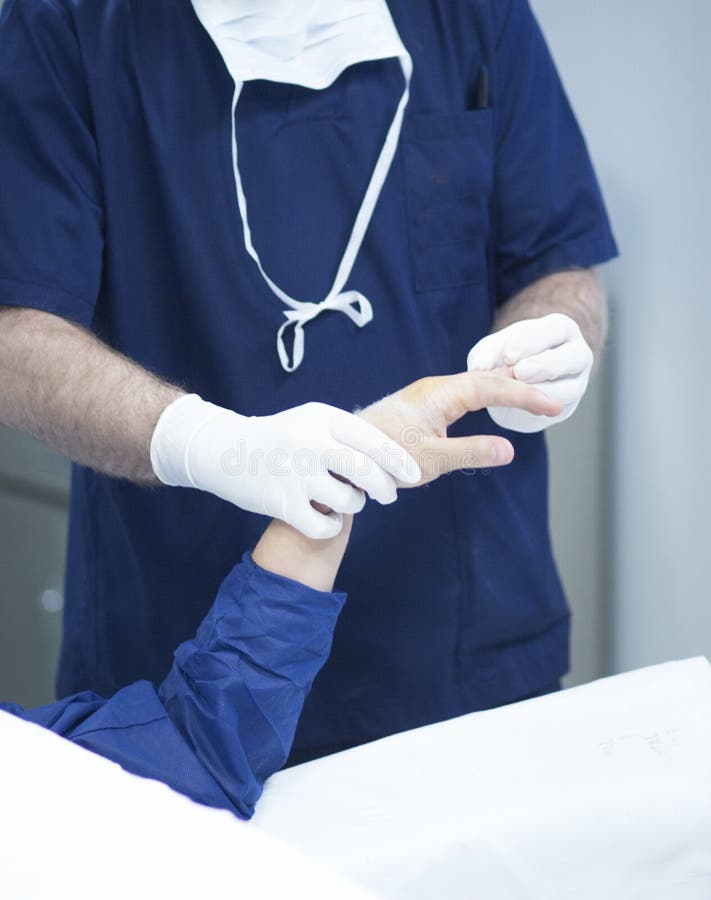Operazione di ortopedia della chirurgia della mano dell'ospedale fotografia stock libera da diritti Operazione di ortopedia della chirurgia della mano dell'ospedale fotografia stock libera da diritti