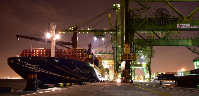 Operazioni del carico al terminale di contenitore occupato durante la notte immagini stock libere da diritti Operazioni del carico al terminale di contenitore occupato durante la notte immagini stock libere da diritti