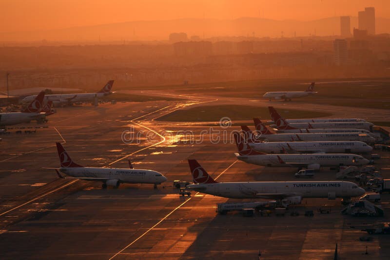 Operazioni dell'aeroporto nell'aeroporto del rk del ¼ di Costantinopoli Atatà immagine stock Operazioni dell'aeroporto nell'aeroporto del rk del ¼ di Costantinopoli Atatà immagine stock