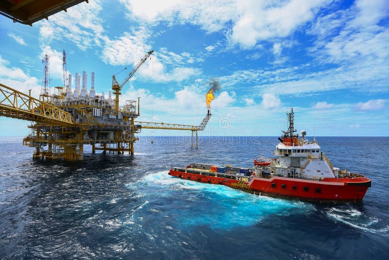 Operação da gravação do operador do processo do petróleo e gás no óleo e na planta do equipamento, da indústria de petróleo e gás fotografia de stock Operação da gravação do operador do processo do petróleo e gás no óleo e na planta do equipamento, da indústria de petróleo e gás fotografia de stock