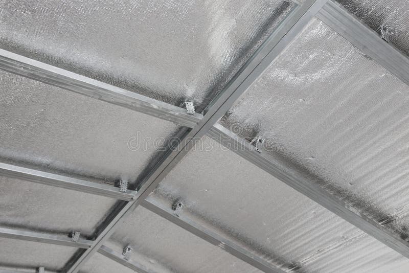 Opgeschort plafond van de zolder met weerspiegelende hittebarrière royalty-vrije stock foto Opgeschort plafond van de zolder met weerspiegelende hittebarrière royalty-vrije stock foto