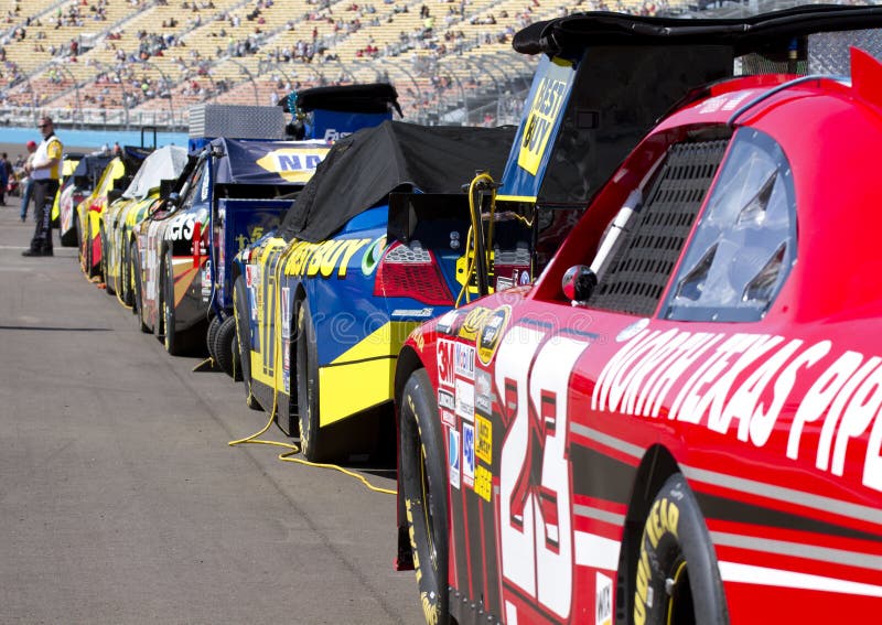 Opgestelde de Auto's van de Kop van de Sprint NASCAR royalty-vrije stock afbeeldingen Opgestelde de Auto's van de Kop van de Sprint NASCAR royalty-vrije stock afbeeldingen