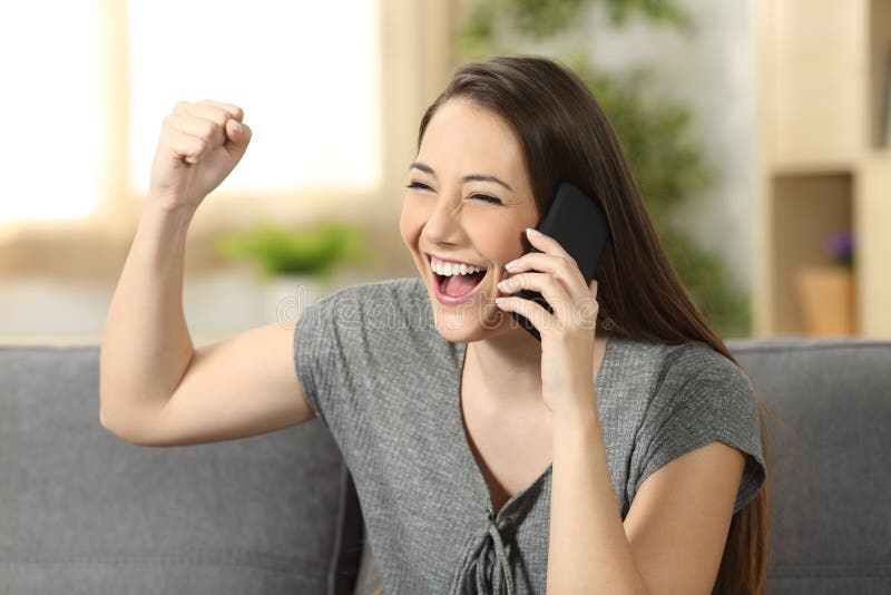 Opgewekt vrouw het luisteren nieuws op de telefoon stock foto's Opgewekt vrouw het luisteren nieuws op de telefoon stock foto's