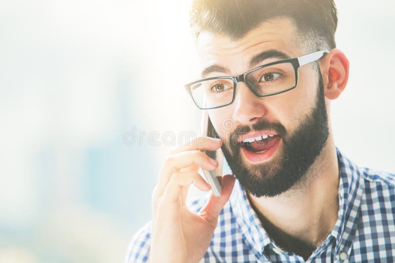 Opgewekte Mens op Telefoon royalty-vrije stock afbeeldingen Opgewekte Mens op Telefoon royalty-vrije stock afbeeldingen