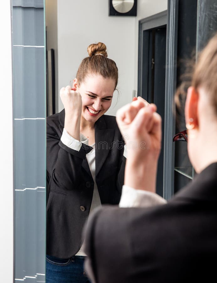 Opgewonden slimme jonge vrouw die met succesvol blij kinetisch gedrag lachen stock afbeeldingen Opgewonden slimme jonge vrouw die met succesvol blij kinetisch gedrag lachen stock afbeeldingen