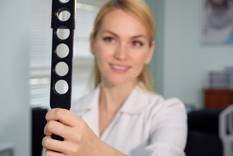 Ophthalmologic Gerät und schöner lächelnder Augenarzt am unscharfen Hintergrund stockfoto Ophthalmologic Gerät und schöner lächelnder Augenarzt am unscharfen Hintergrund stockfoto
