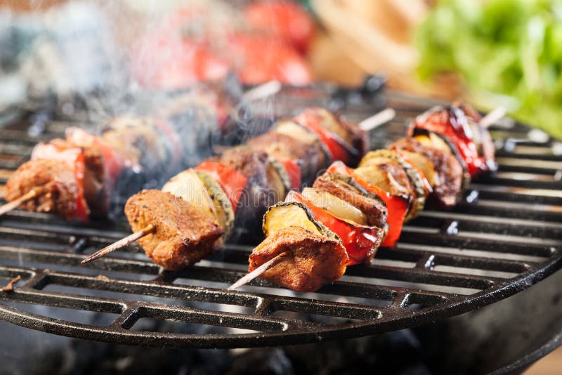 Opieczenie szaszłyk na grilla grillu zdjęcie stock Opieczenie szaszłyk na grilla grillu zdjęcie stock