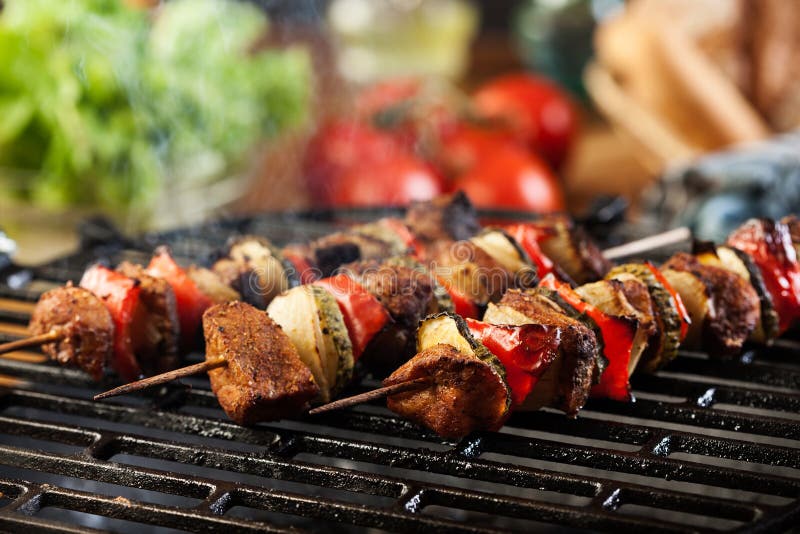 Opieczenie szaszłyk na grilla grillu obraz stock Opieczenie szaszłyk na grilla grillu obraz stock