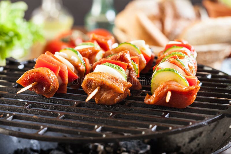 Opieczenie szaszłyk na grilla grillu obraz stock Opieczenie szaszłyk na grilla grillu obraz stock