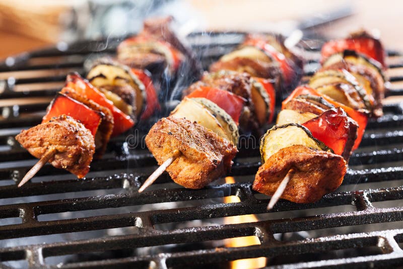 Opieczenie szaszłyk na grilla grillu obrazy stock Opieczenie szaszłyk na grilla grillu obrazy stock