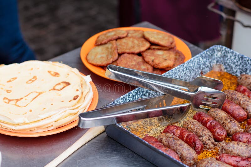 Opieczenie szaszłyk na grilla grillu zdjęcia stock Opieczenie szaszłyk na grilla grillu zdjęcia stock