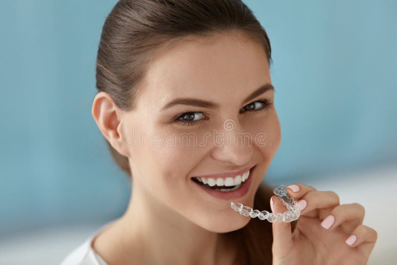 Opieka stomatologiczna Uśmiechnięta kobieta przy użyciu zdejmowanych ostrych zębów