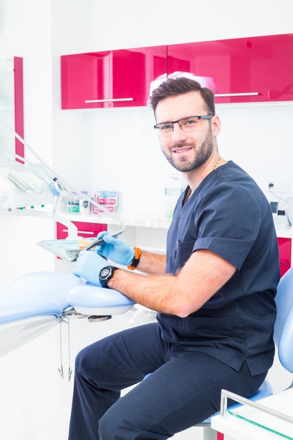 Opieki zdrowotnej, zawodu, stomatology i medycyny pojęcie, - uśmiechnięty męski dentysta nad medycznym biurowym tłem