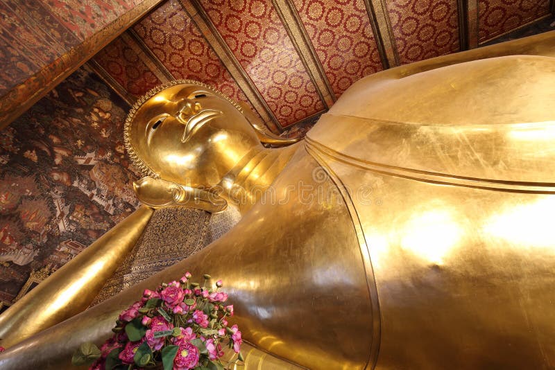 Opierający Buddha złocistą statuę stawia czoło przy wata pho w Bangkok obrazy stock Opierający Buddha złocistą statuę stawia czoło przy wata pho w Bangkok obrazy stock