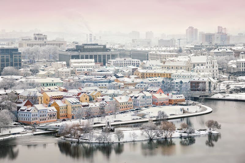 Opinião Bonita Do Inverno Da Cidade Velha Minsk Belarus Foto de Stock - Imagem de frio, cidade: 105707174