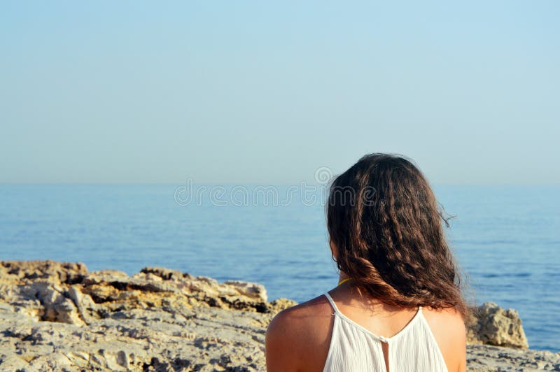 Fundo Mulher Sentada Na Costa Rochosa Mulher Triste Segurando Foto