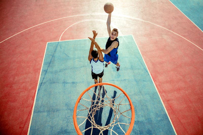 Ideia De ângulo Alto Do Basquetebol Dunking Do Jogador De Basquetebol Na  Aro Imagem de Stock - Imagem de cesta, jogar: 111358551