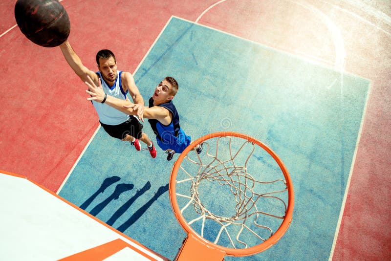 Ideia De ângulo Alto Do Basquetebol Dunking Do Jogador De Basquetebol Na  Aro Imagem de Stock - Imagem de cesta, jogar: 111358551