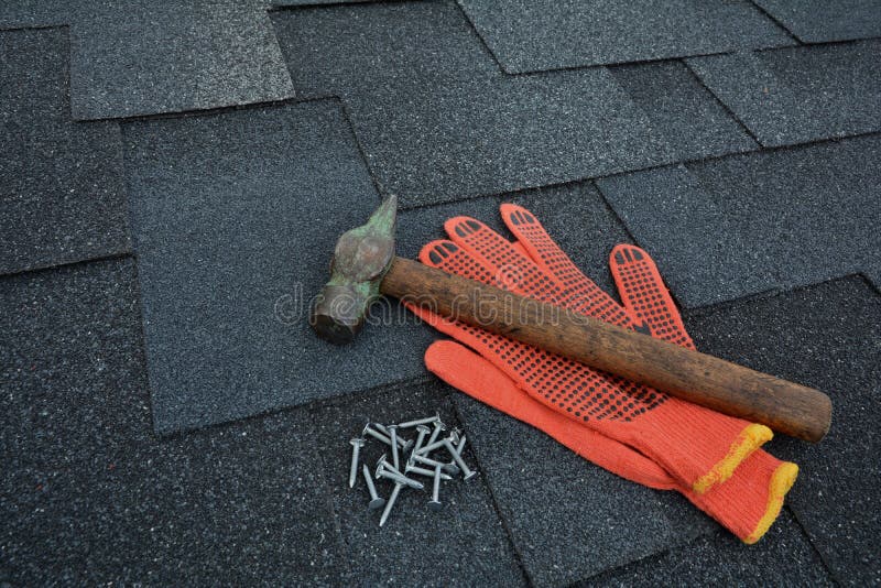 Opinión Sobre Asphalt Roofing Shingles Background Tablas Del Tejado -  Techumbre Asphalt Roofing Shingles Hammer, Guantes Y Clavos Foto de archivo  - Imagen de tipo, coste: 94473726