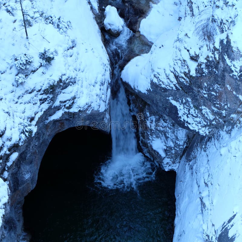Opini?n alpina de Arial de la garganta del invierno imagen de archivo Opini?n alpina de Arial de la garganta del invierno imagen de archivo