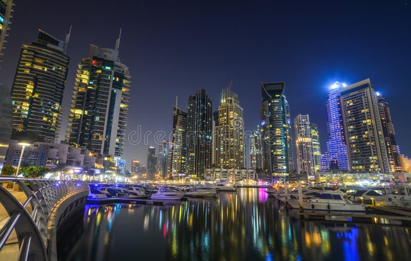 Opini?n de la noche del puerto deportivo de Dubai imagen de archivo libre de regalías Opini?n de la noche del puerto deportivo de Dubai imagen de archivo libre de regalías