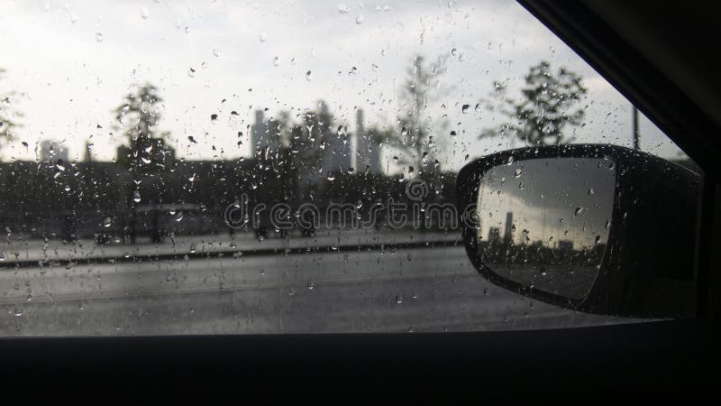 Opini?n sobre la ciudad de Mosc? Descensos de la lluvia sobre el vidrio de un coche, el paisaje urbano en defocusing, espejo retr fotos de archivo libres de regalías Opini?n sobre la ciudad de Mosc? Descensos de la lluvia sobre el vidrio de un coche, el paisaje urbano en defocusing, espejo retr fotos de archivo libres de regalías