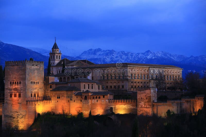 Opini?o da noite do pal?cio de alhambra imagem de stock royalty free Opini?o da noite do pal?cio de alhambra imagem de stock royalty free