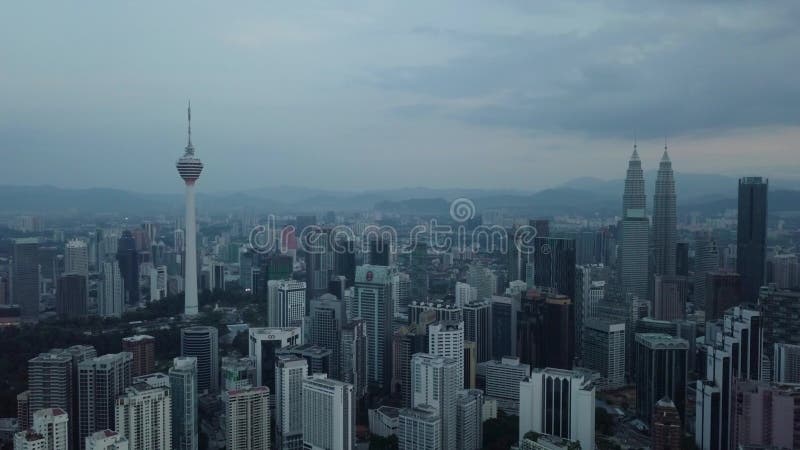 Opini?o a?rea de Beaeutiful na noite da skyline de Kuala Lumpur da vista superior