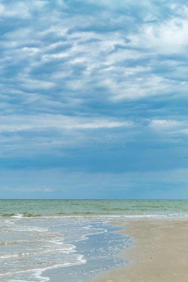 Opiniones de la playa Por el mar y el cielo fotografía de archivo Opiniones de la playa Por el mar y el cielo fotografía de archivo