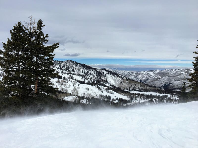 Opiniones majestuosas del invierno alrededor de Wasatch Front Rocky Mountains, Brighton Ski Resort, cerca del valle de Salt Lake imagen de archivo Opiniones majestuosas del invierno alrededor de Wasatch Front Rocky Mountains, Brighton Ski Resort, cerca del valle de Salt Lake imagen de archivo