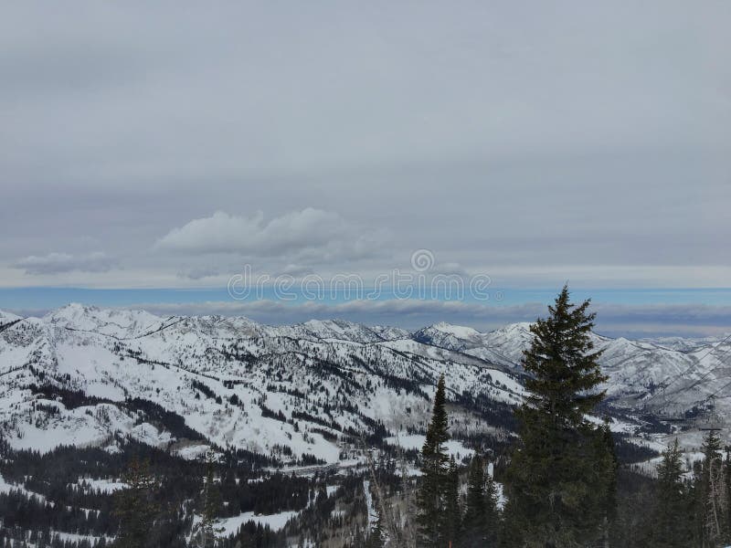 Opiniones majestuosas del invierno alrededor de Wasatch Front Rocky Mountains, Brighton Ski Resort, cerca del valle de Salt Lake imagen de archivo Opiniones majestuosas del invierno alrededor de Wasatch Front Rocky Mountains, Brighton Ski Resort, cerca del valle de Salt Lake imagen de archivo
