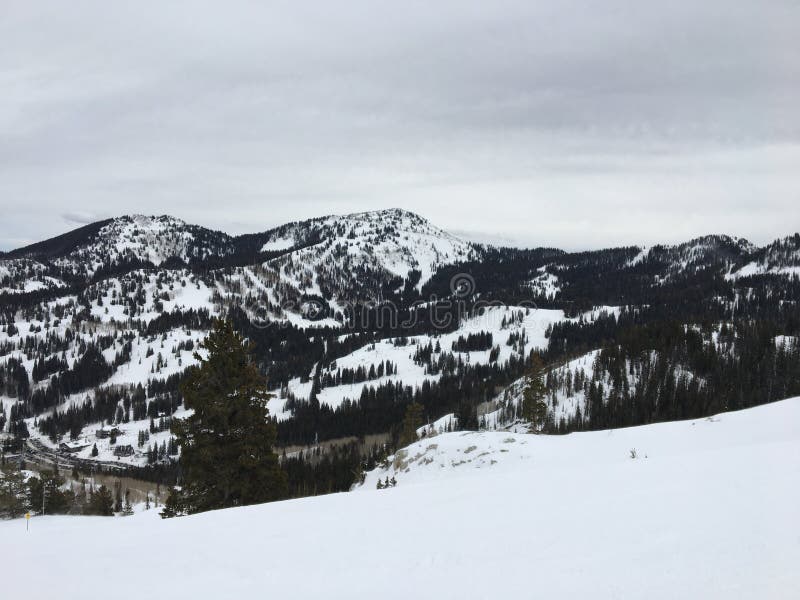 Opiniones majestuosas del invierno alrededor de Wasatch Front Rocky Mountains, Brighton Ski Resort, cerca del valle de Salt Lake imagen de archivo Opiniones majestuosas del invierno alrededor de Wasatch Front Rocky Mountains, Brighton Ski Resort, cerca del valle de Salt Lake imagen de archivo