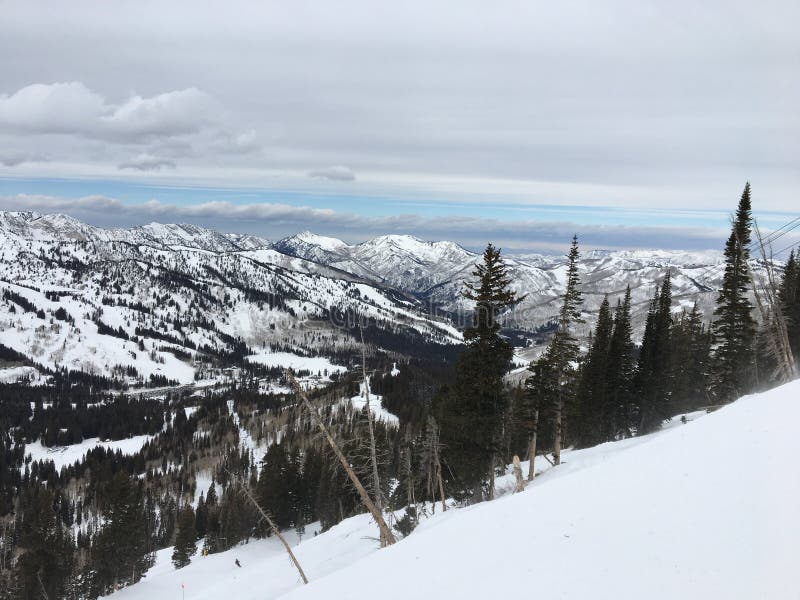 Opiniones majestuosas del invierno alrededor de Wasatch Front Rocky Mountains, Brighton Ski Resort, cerca del valle de Salt Lake fotos de archivo Opiniones majestuosas del invierno alrededor de Wasatch Front Rocky Mountains, Brighton Ski Resort, cerca del valle de Salt Lake fotos de archivo