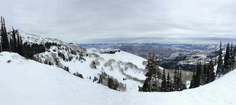 Opiniones majestuosas del invierno alrededor de Wasatch Front Rocky Mountains, Brighton Ski Resort, cerca del valle de Salt Lake imagen de archivo libre de regalías Opiniones majestuosas del invierno alrededor de Wasatch Front Rocky Mountains, Brighton Ski Resort, cerca del valle de Salt Lake imagen de archivo libre de regalías